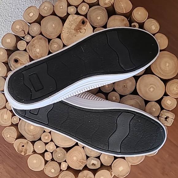 American Eagle slip ons. - Picture 3 of 4